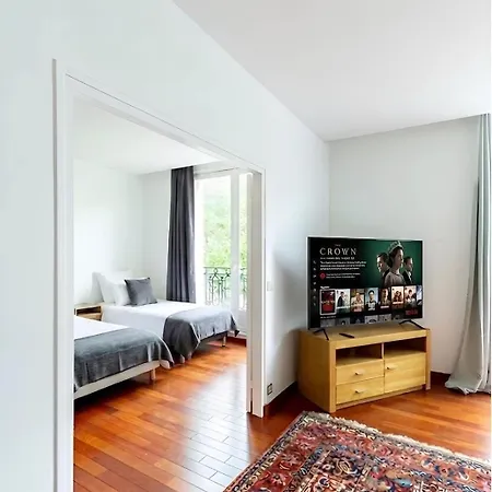 Arc De Triomphe View - Sleeps 7 - Elegant 1br - Terrace Paris