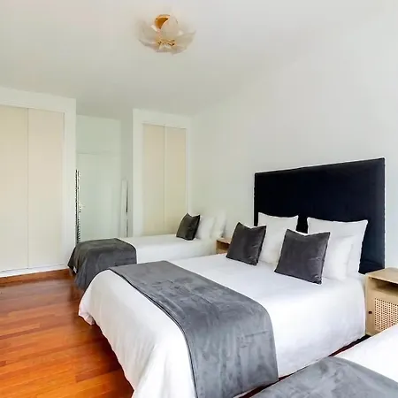 Arc De Triomphe View - Sleeps 7 - Elegant 1br - Terrace Paris