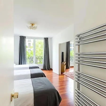 Arc De Triomphe View - Sleeps 7 - Elegant 1br - Terrace
