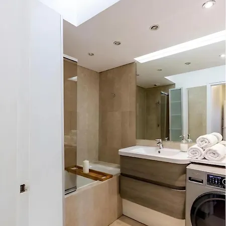 Arc De Triomphe View - Sleeps 7 - Elegant 1br - Terrace