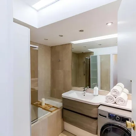 Arc De Triomphe View - Sleeps 7 - Elegant 1br - Terrace Lägenhet