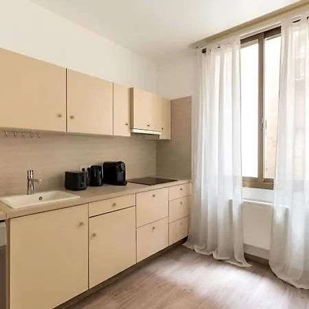 Arc De Triomphe View - Sleeps 7 - Elegant 1br - Terrace * Paris