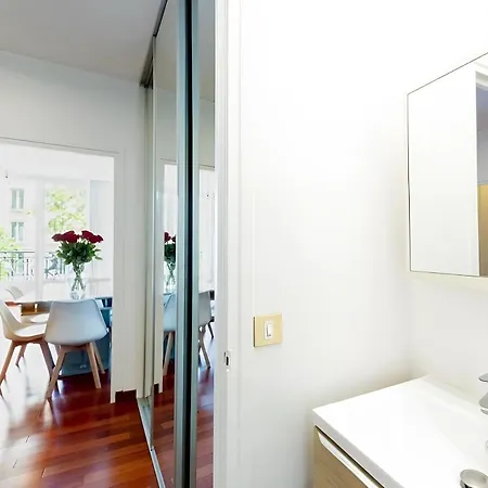Arc De Triomphe View - Sleeps 7 - Elegant 1br - Terrace Appartamento Parigi