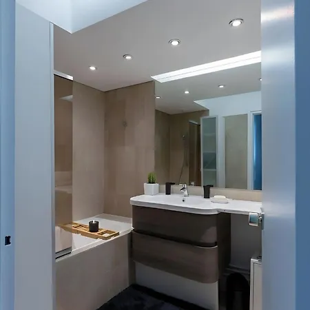 Arc De Triomphe View - Sleeps 7 - Elegant 1Br - Terrace Paris