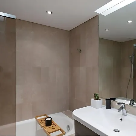 Arc De Triomphe View - Sleeps 7 - Elegant 1Br - Terrace Lägenhet Paris